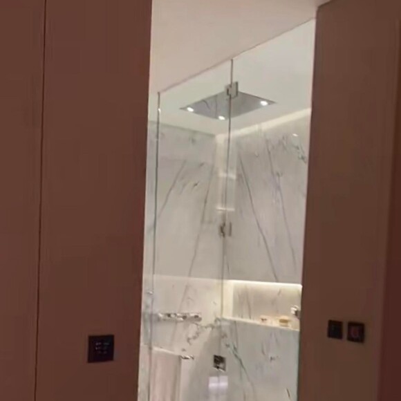 Une maison "de dingue" : Thomas Vergara dévoile des images de sa luxueuse villa avec Nabilla