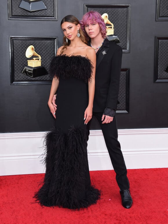 The Kid Laroi et sa compagne Katarina Deme au photocall de la 64ème édition des Grammy Awards au MGM Grand Garden à Las Vegas le 3 avril 2022. 