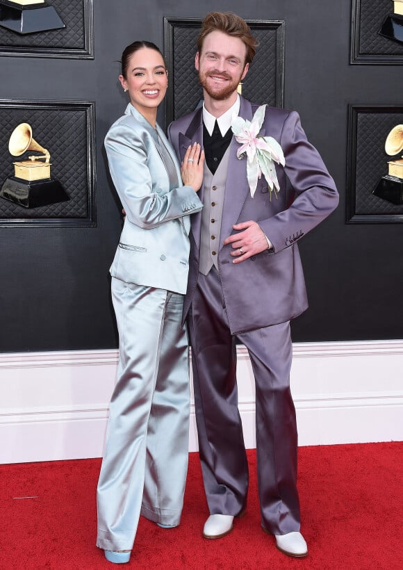 Claudia Sulewski et son compagnon Finneas O'Connell au photocall de la 64ème édition des Grammy Awards au MGM Grand Garden à Las Vegas le 3 avril 2022. 
