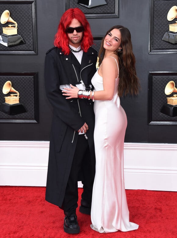 Addison Rae et son compagnon Omer Fedi au photocall de la 64ème édition des Grammy Awards au MGM Grand Garden à Las Vegas le 3 avril 2022. 