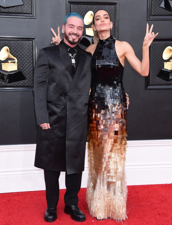 J Balvin et Valentina Ferrer au photocall de la 64ème édition des Grammy Awards au MGM Grand Garden à Las Vegas le 3 avril 2022. 