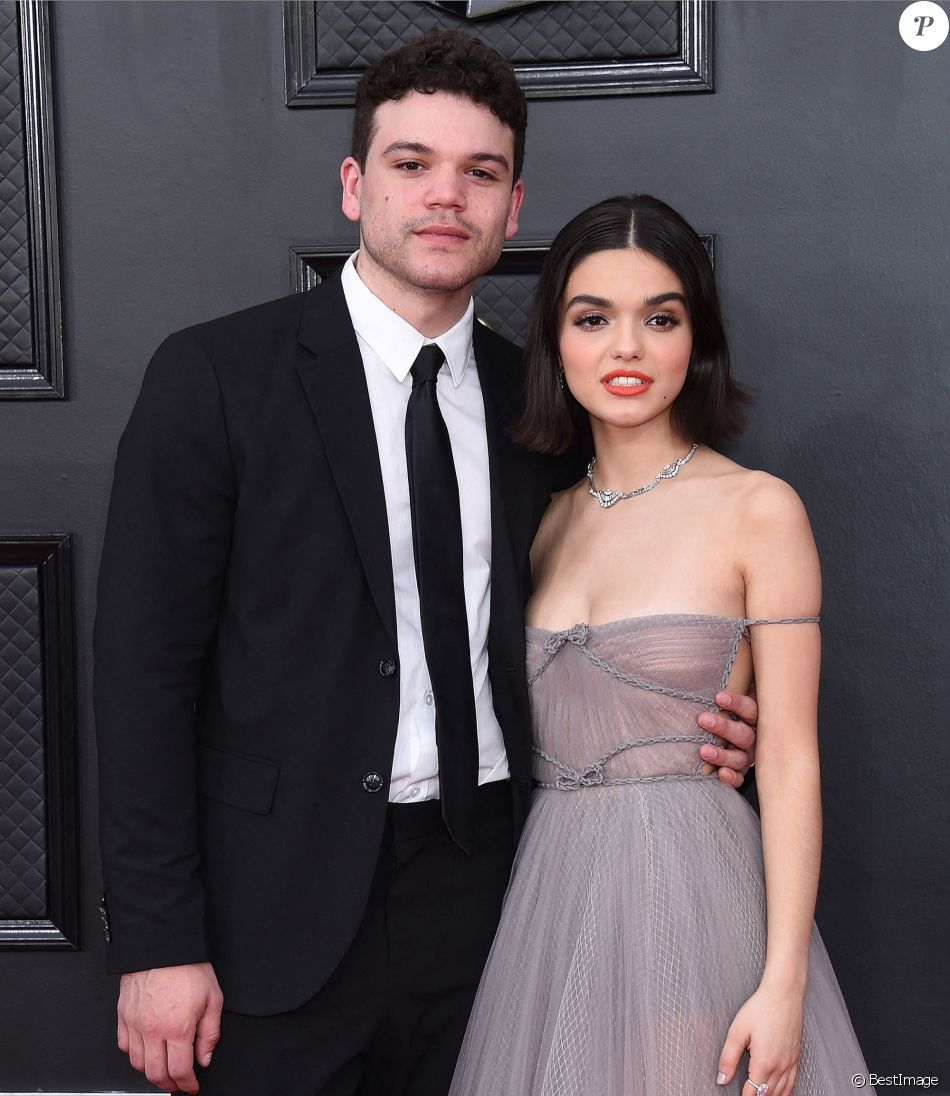 Rachel Zegler et son compagnon Josh Andrés Rivera au photocall de la 64ème édition des Grammy