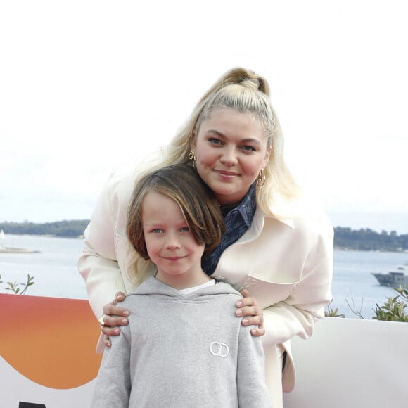 Louane Emera et Léon Durieux - Photocall de la série "Visions" lors de la 5ème saison du festival International des Séries "Canneseries" à Cannes, France, le 3 avril 2022