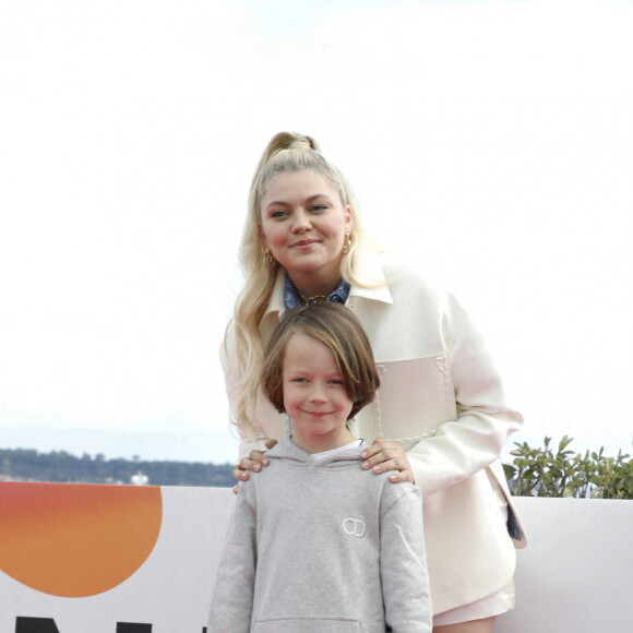 Louane Emera et Léon Durieux - Photocall de la série "Visions" lors de la 5ème saison du festival International des Séries "Canneseries" à Cannes, France, le 3 avril 2022