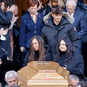 Nathalie Marquay et ses enfants Lou et Tom - La famille de Jean-Pierre Pernaut à la sortie des obsèques en la Basilique Sainte-Clotilde à Paris le 9 mars 2022. © Cyril Moreau/Bestimage
