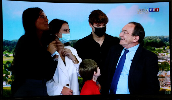 Sa famille, sa femme Nathalie Marquay, leur fils Tom Pernaut, Lou Pernaut et son petit Fils Léo - Dernier JT de Jean-Pierre Pernaut sur TF1 aprés 33 ans de présentation. Paris, le 18 Décembre 2020. © Dominique Jacovides / Bestimage