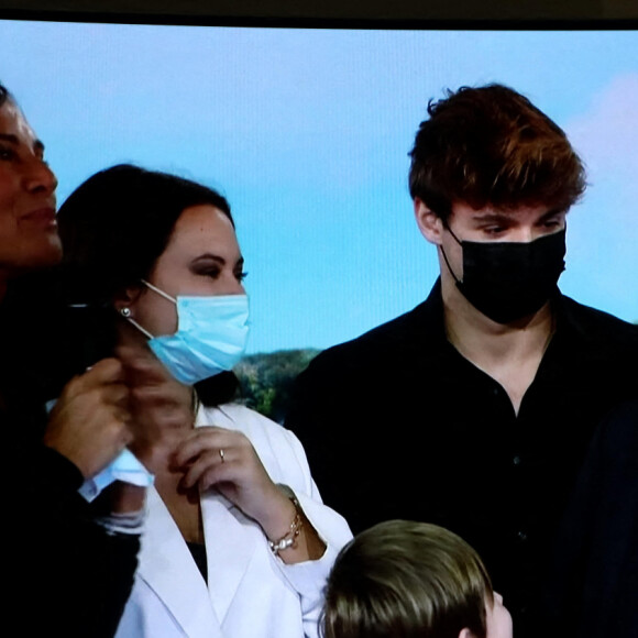 Sa famille, sa femme Nathalie Marquay, leur fils Tom Pernaut, Lou Pernaut et son petit Fils Léo - Dernier JT de Jean-Pierre Pernaut sur TF1 aprés 33 ans de présentation. Paris, le 18 Décembre 2020. © Dominique Jacovides / Bestimage