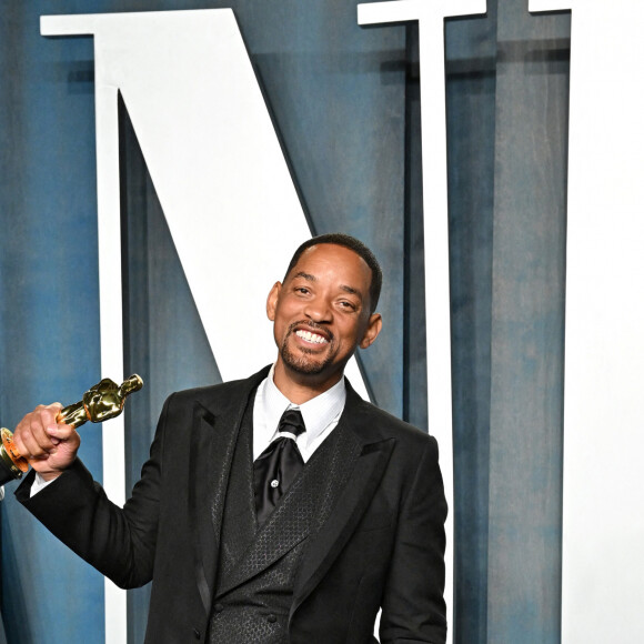 Will Smith, avec son oscar de meilleur acteur, au photocall de la soirée "Vanity Fair" lors de la 94ème édition de la cérémonie des Oscars au Wallis Annenberg Center for the Performing Arts dans le quartier de Beverly Hills, à Los Angeles, Californie, Etats-Unis, le 27 mars 2022. 