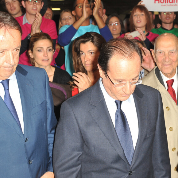 Jean-Pierre Bel, François Hollande, Julie Gayet, Aurélie Filippetti, Stéphane Hessel - Convention d'investiture de François Hollande à la tête du PS pour l'élection présidentielle de 2012 à la Halle Freyssinet à Paris, le 22 octobre 2011.