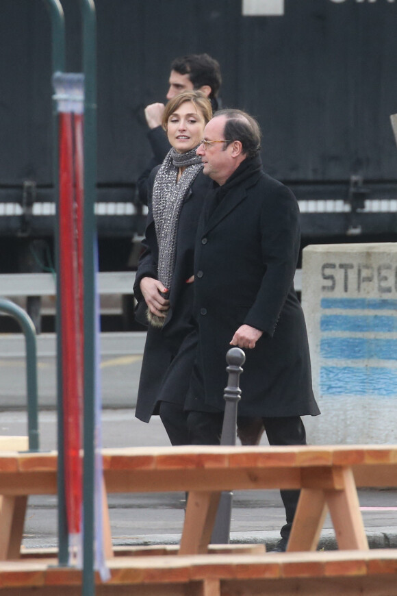 Julie Gayet et son compagnon François Hollande - Sorties de l'église de la Madeleine après les obsèques de Johnny Hallyday à Paris - Le 9 décembre 2017