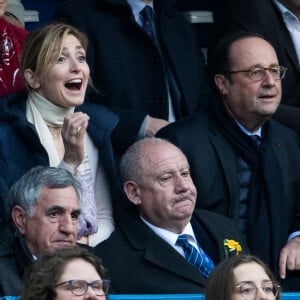 François Hollande et sa compagne Julie Gayet lors du tournoi des six nations de rugby, la France contre l'Angleterre au Stade de France à Saint-Denis, Seine Saint-Denis, France, le 10 mars 2018