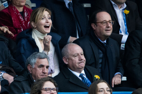 François Hollande et sa compagne Julie Gayet lors du tournoi des six nations de rugby, la France contre l'Angleterre au Stade de France à Saint-Denis, Seine Saint-Denis, France, le 10 mars 2018