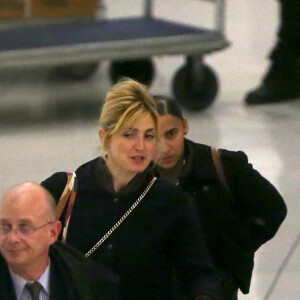 Exclusif - François Hollande et sa compagne Julie Gayet arrivent à l'aéroport de JFK à New York pour prendre un avion pour Paris le 19 novembre 2019.