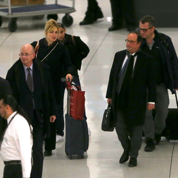 Exclusif - François Hollande et sa compagne Julie Gayet arrivent à l'aéroport de JFK à New York pour prendre un avion pour Paris le 19 novembre 2019.