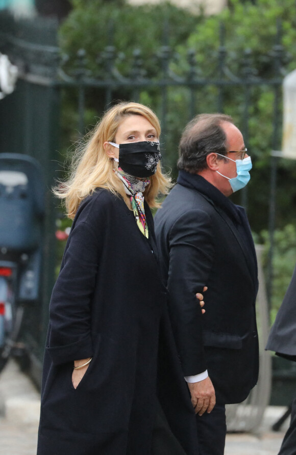 François Hollande et sa compagne Julie Gayet - Arrivées - Les obsèques de Juliette Gréco en l'église Saint-Germain-des-Prés, à Paris le 5 octobre 2020.