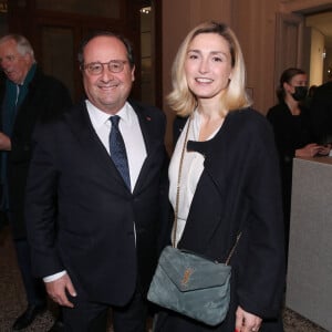 Semi-exclusif - François Hollande et sa compagne Julie Gayet - Vernissage de l'exposition de la Collection François Pinault du Sculpteur Charles Ray à la Bourse du Commerce à Paris, France, le 15 Février 2022.