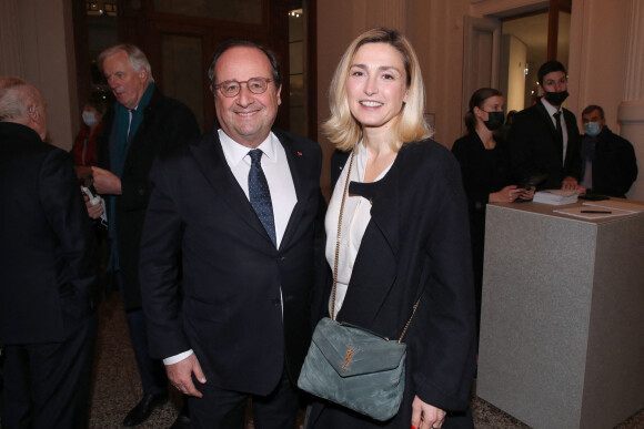 Semi-exclusif - François Hollande et sa compagne Julie Gayet - Vernissage de l'exposition de la Collection François Pinault du Sculpteur Charles Ray à la Bourse du Commerce à Paris, France, le 15 Février 2022.