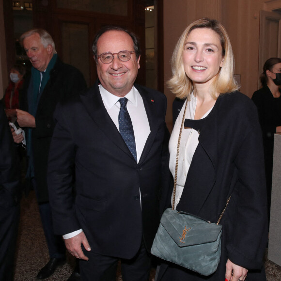 Semi-exclusif - François Hollande et sa compagne Julie Gayet - Vernissage de l'exposition de la Collection François Pinault du Sculpteur Charles Ray à la Bourse du Commerce à Paris, France, le 15 Février 2022.