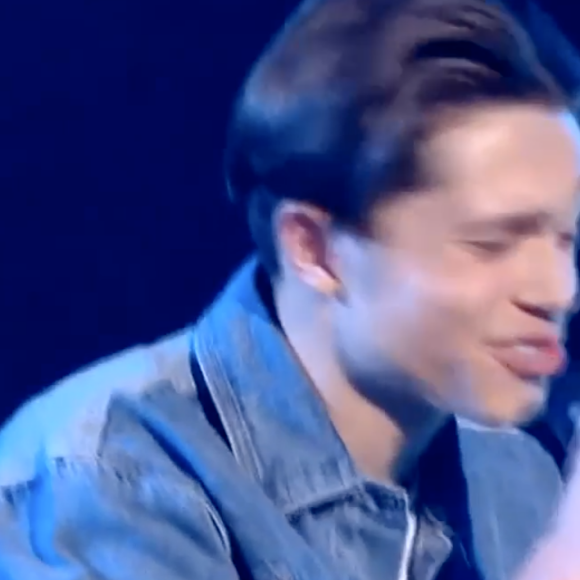 Léo et Lloris de l'équipe de Nolwenn Leroy s'affrontent lors des battles de "The Voice 11" - Émission du 9 avril 2022, TF1