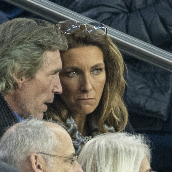 Anne-Claire Coudray et son compagnon Nicolas Vix dans les tribunes lors du match de football de qualification pour la Coupe du monde 2022 entre la France et le Kazakhstan au stade Parc des Princes à Paris, France, le 13 novembre 2021. La France a gagné 8-0. © Cyril Moreau/Bestimage 