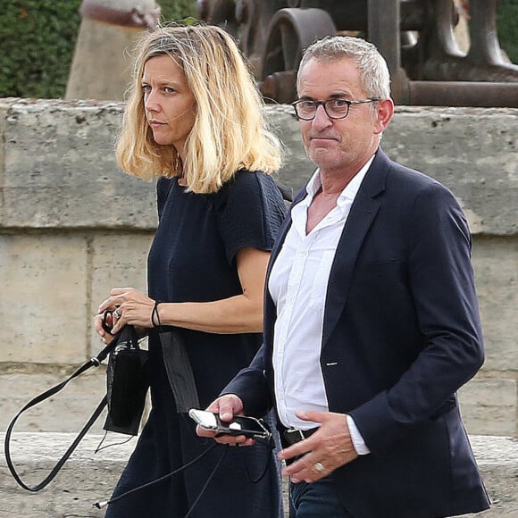 Exclusif - Christophe Dechavanne et sa compagne Elena Foïs - People arrive à la cérémonie d'hommage national à Jean-Paul Belmondo à l'Hôtel des Invalides à Paris © Panoramic / Bestimage