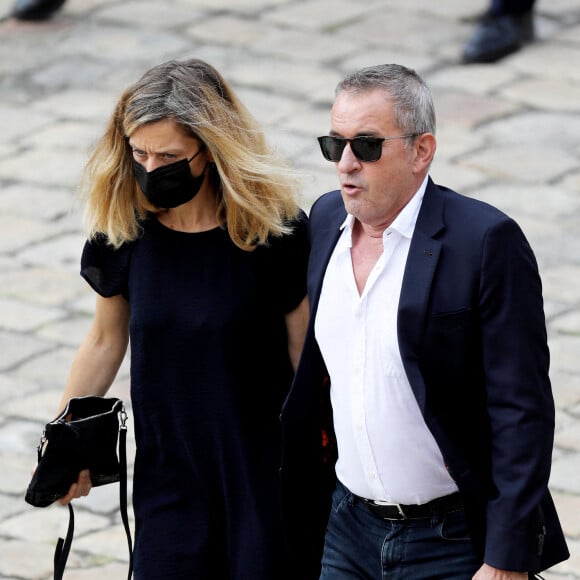 Christophe Dechavanne et sa compagne Elena Foïs lors de la cérémonie d'hommage national à Jean-Paul Belmondo à l'Hôtel des Invalides à Paris, France, le 9 septembre 2021. © Dominique Jacovides/Bestimage 