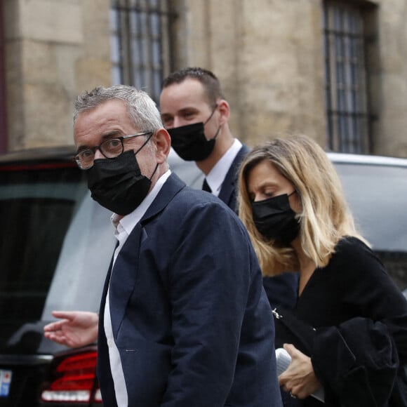 Christophe Dechavanne et sa compagne Elena Foïs - Obsèques de Jean-Paul Belmondo en en l'église Saint-Germain-des-Prés, à Paris le 10 septembre 2021. © Cyril Moreau / Bestimage 