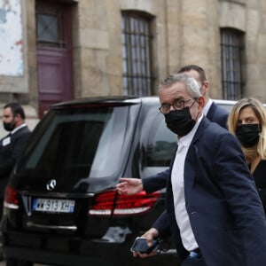 Christophe Dechavanne et sa compagne Elena Foïs - Obsèques de Jean-Paul Belmondo en en l'église Saint-Germain-des-Prés, à Paris le 10 septembre 2021. © Cyril Moreau / Bestimage 