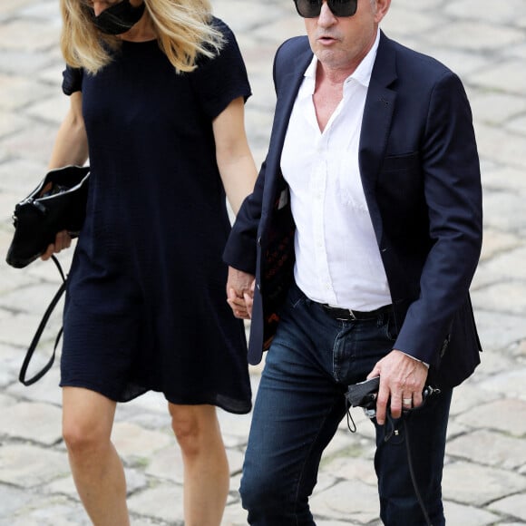 Christophe Dechavanne et sa compagne Elena Foïs lors de la cérémonie d'hommage national à Jean-Paul Belmondo à l'Hôtel des Invalides à Paris, France, le 9 septembre 2021. © Dominique Jacovides/Bestimage 