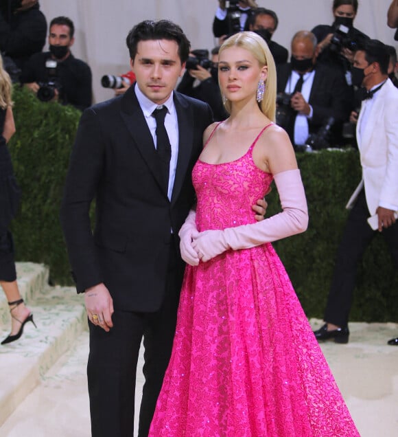 Brooklyn Beckham (fils de David et Victoria Beckham) et sa fiancée Nicola Ann Peltz, ici photographiés au Met Gala