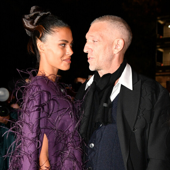 Vincent Cassel et sa femme Tina Kunakey au défilé de mode Valentino lors de la la Fashion Week printemps/été 2022 au Carreau du Temple à Paris, France, le 1er octobre 2021. © Veeren Ramsamy-Christophe Clovis/Bestimage 