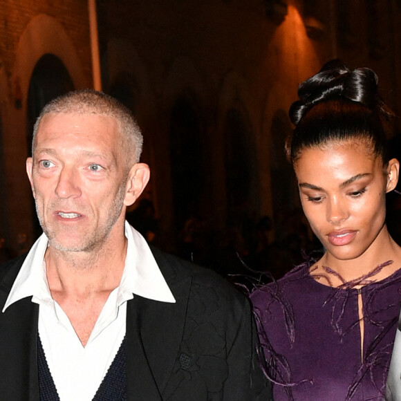 Vincent Cassel et sa femme Tina Kunakey au défilé de mode Valentino lors de la la Fashion Week printemps/été 2022 au Carreau du Temple à Paris, France, le 1er octobre 2021. © Veeren Ramsamy-Christophe Clovis/Bestimage 