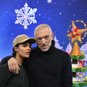 Vincent Cassel et sa femme Tina Kunakey - Les célébrités fêtent Noël à Disneyland Paris en novembre 2021. La féérie de Noël brille de mille feux à Disneyland Paris ! Pour célébrer l'ouverture de la saison, plusieurs célébrités se sont retrouvées au Parc pour découvrir les festivités les plus magiques d'Europe et rencontrer les Personnages Disney dans leur plus beaux habits de Noël. © Disney via Bestimage