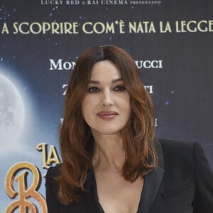 Monica Bellucci - M.Bellucci au photocall du film "La Benfana vien di Notte 2" à Rome, le 17 décembre 2021. 