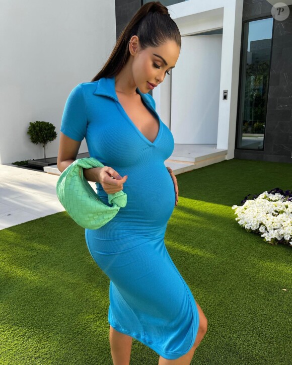 Nabilla Benattia enceinte et en robe moulante bleue