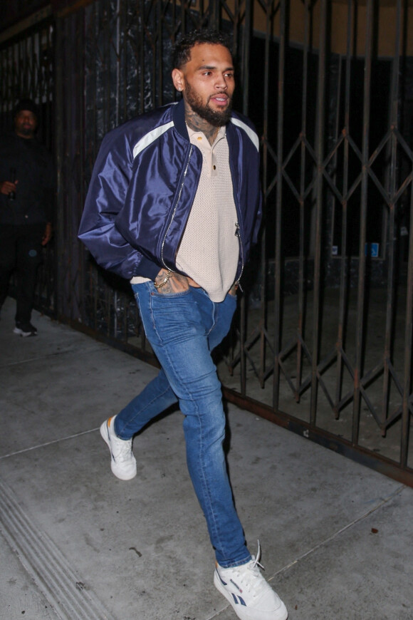 Chris Brown se rend à la fête d'anniversaire de Drake à Los Angeles le 24 octobre 2021. 