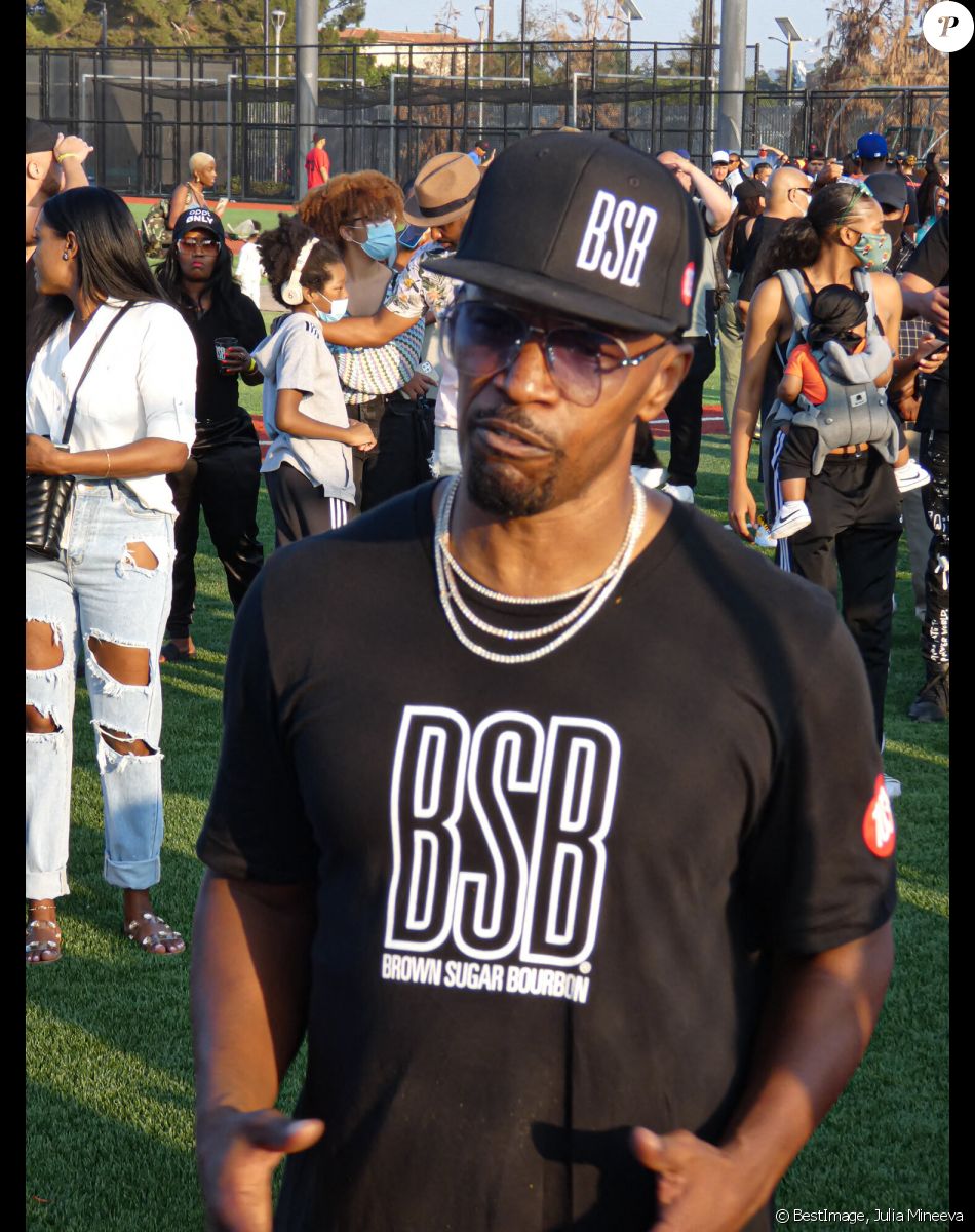 Jamie Foxx lors d'un match de baseball des célébrités dans le quartier de Valley Glen à Los Angeles, Californie, Etats-Unis, le 23 août 2021. © Julia Mineeva/TheNEWS2/Zuma Press/Bestimage