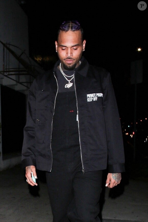 Chris Brown quitte la soirée au restaurant "The Nice Guy" avec une mystérieuse jeune femme à Los Angeles, le 8 avril 2021.