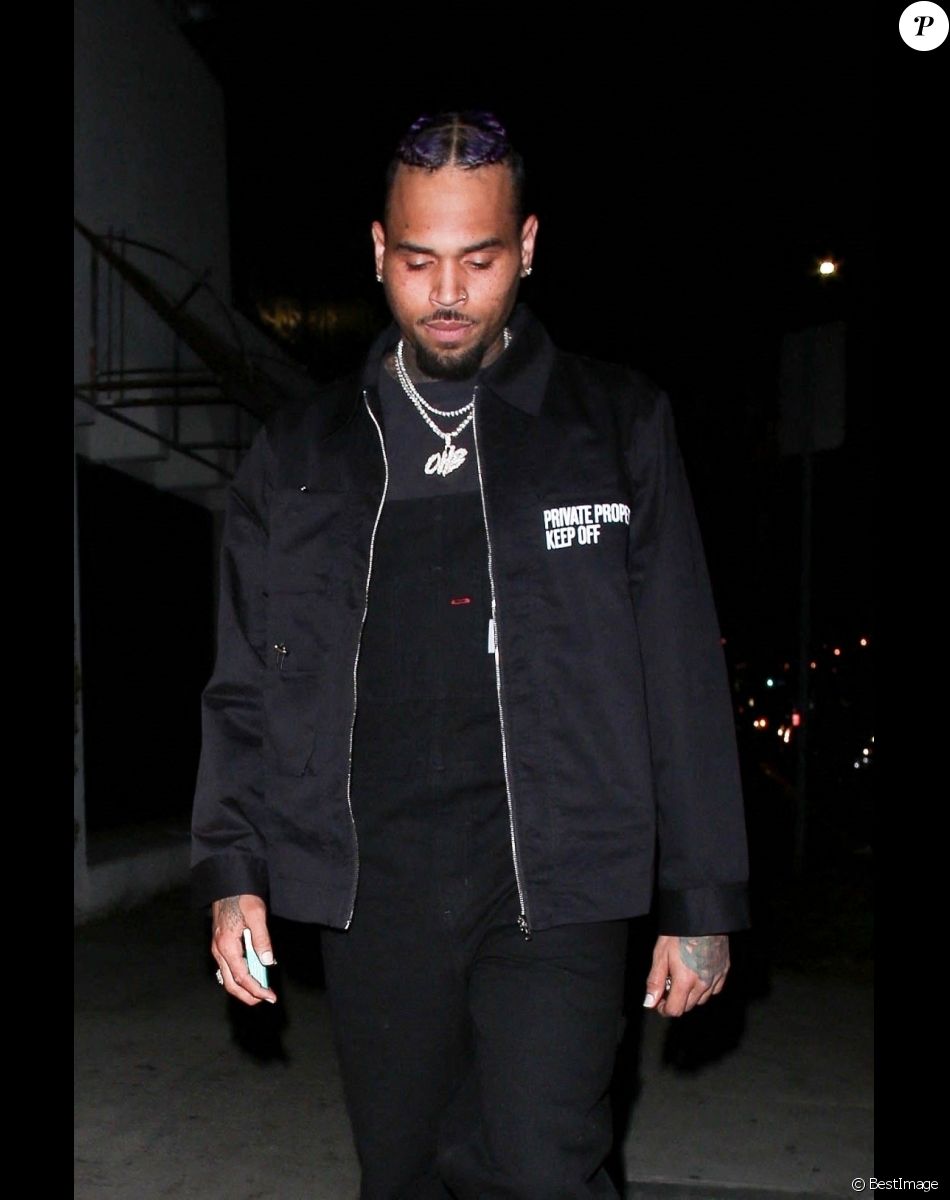Chris Brown quitte la soirée au restaurant "The Nice Guy" avec une mystérieuse jeune femme à Los Angeles, le 8 avril 2021.