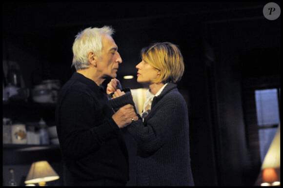 Gérard Darmon et Irène Jacob lors de la pré-représentation de la pièce Je l'aimais, mise en scène par Patrice Leconte, le 19 janvier 2010