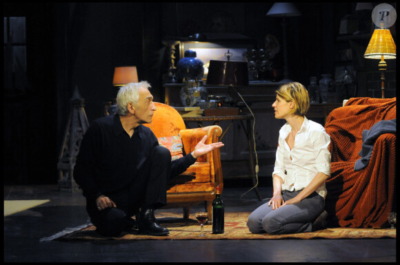 Gérard Darmon et Irène Jacob lors de la pré-représentation de la pièce Je l'aimais, mise en scène par Patrice Leconte, le 19 janvier 2010