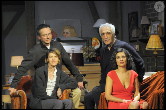 Patrice Leconte, Gérard Darmon, Noémie Kocher et Irène Jacob lors de la pré-représentation de la pièce Je l'aimais, mise en scène par Patrice Leconte, le 19 janvier 2010