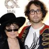 Yoko Ono et son fils Sean (ici avec sa compagne Charlotte Kemp Muhl) reforment le Plastic Ono Band pour un concert unique en février 2010