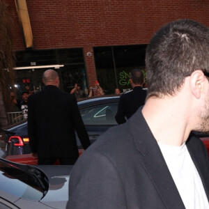 Exclusif - Pete Davidson et sa compagne Kim Kardashian arrivent à la première de la série HULU "The Kardashians" à Los Angeles, le 7 avril 2022. 