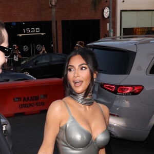 Exclusif - Pete Davidson et sa compagne Kim Kardashian arrivent à la première de la série HULU "The Kardashians" à Los Angeles, le 7 avril 2022. 