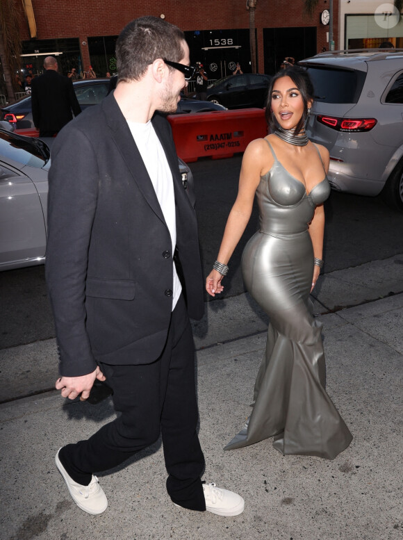 Exclusif - Pete Davidson et sa compagne Kim Kardashian arrivent à la première de la série HULU "The Kardashians" à Los Angeles, le 7 avril 2022. 