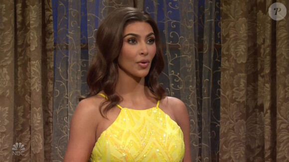 Kim Kardashian parodie l'émission de TV réalité "The Bachelorette" sur le plateau de l'émission "Saturday Night Live" (SNL), le 9 octobre 2021. 