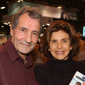 Jean-Jacques Bourdin et sa femme Anne Nivat lors du salon du livre de Paris le 17 Mars 2018 à la Porte de Versailles de Paris.