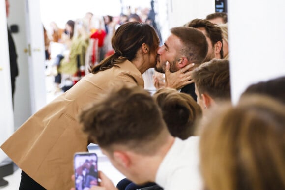 Victoria Beckham embrasse son mari David Beckham au défilé Victoria Beckham fashion spendant la Fashion Week 2018 à Londres, UK, le 16 septembre 2018. @ Gerardo Somoza/ABACAPRESS.COM