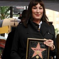 Anjelica Huston : après plus de 30 ans de carrière... elle décroche son étoile sur Hollywood Boulevard !